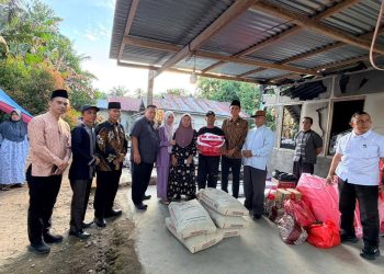 Bupati Mukomuko Choirul Huda menyerahkan bantuan kepada korban kebakaran di Desa Rawa Mulya, Rabu (11/3/2026). (Foto:Dd)