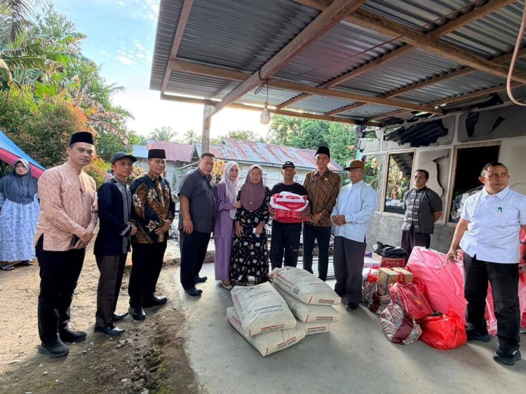 Bupati Mukomuko Choirul Huda menyerahkan bantuan kepada korban kebakaran di Desa Rawa Mulya, Rabu (11/3/2026). (Foto:Dd)