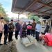 Bupati Mukomuko Choirul Huda menyerahkan bantuan kepada korban kebakaran di Desa Rawa Mulya, Rabu (11/3/2026). (Foto:Dd)