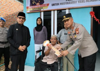 Kapolda Bengkulu Irjen Pol Mardiyono bersama Wali Kota Bengkulu Dedy Wahyudi meresmikan rumah hasil program bedah rumah ke-68 milik Pandi, warga penyandang disabilitas di Kelurahan Pematang Gubernur, Kota Bengkulu, Jumat (6/3/2026). (foto:yl)