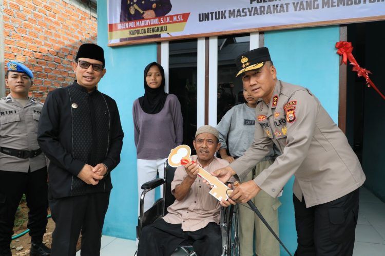 Kapolda Bengkulu Irjen Pol Mardiyono bersama Wali Kota Bengkulu Dedy Wahyudi meresmikan rumah hasil program bedah rumah ke-68 milik Pandi, warga penyandang disabilitas di Kelurahan Pematang Gubernur, Kota Bengkulu, Jumat (6/3/2026). (foto:yl)