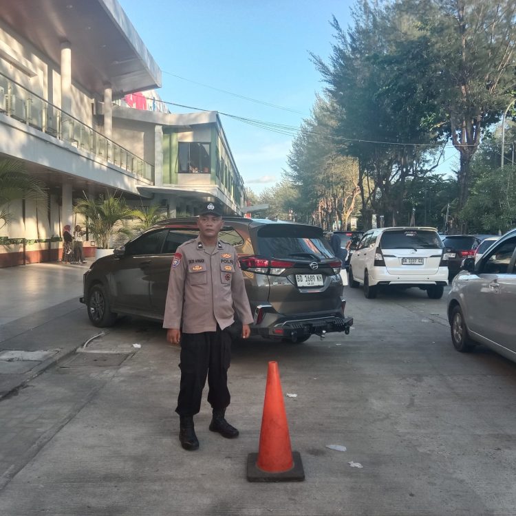 Anggota Polsek Ratu Samban Polresta Bengkulu melaksanakan kegiatan patroli rutin di sejumlah objek wisata dan pusat keramaian di wilayah hukumnya, Senin (23/03/2026)  (Dok. Yola)