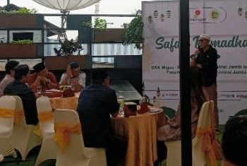 Ketua FJM Jambi, Mursyid Sonsang menyampikan kata sambutan pada kegiatan buka puasa bersama Forum Jurnalis Migas (FJM) Jambi di salah satu Hotel di Kota Jambi, Rabu (4/3/2026) sore (Dok. Nahar).