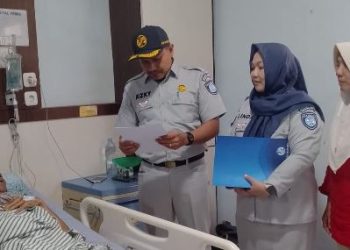 Petugas PT Jasa Raharja Kantor Wilayah Jambi bersama tenaga medis menyerahkan surat jaminan biaya perawatan kepada korban kecelakaan lalu lintas di Rumah Sakit Royal Prima Jambi, Rabu (11/3/2026). (Dok. Humas JR)