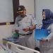 Petugas PT Jasa Raharja Kantor Wilayah Jambi bersama tenaga medis menyerahkan surat jaminan biaya perawatan kepada korban kecelakaan lalu lintas di Rumah Sakit Royal Prima Jambi, Rabu (11/3/2026). (Dok. Humas JR)