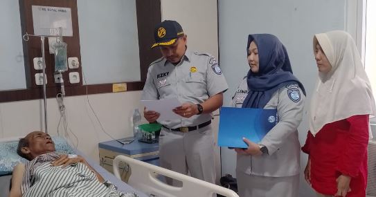 Petugas PT Jasa Raharja Kantor Wilayah Jambi bersama tenaga medis menyerahkan surat jaminan biaya perawatan kepada korban kecelakaan lalu lintas di Rumah Sakit Royal Prima Jambi, Rabu (11/3/2026). (Dok. Humas JR)