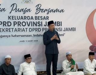 Ketua DPRD Provinsi Jambi, M. Hafiz Fattah, menyampaikan sambutan saat kegiatan buka puasa bersama keluarga besar DPRD Provinsi Jambi di Kantor DPRD Provinsi Jambi, Jumat (13/3/2026). (Dok. Stepanus)