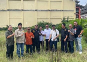 Abun Yani bersama sejumlah pihak meninjau lahan kosong di kawasan GOR Kota Baru, Kota Jambi (Dok. Daus)