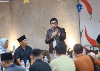 Wakil Ketua I DPRD Provinsi Jambi Ian Wirata berbincang dengan sejumlah wartawan dalam acara buka puasa bersama (Dok. Arif)