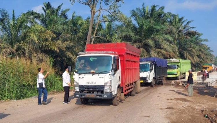 Wakil Ketua I DPRD Provinsi Jambi Ivan Wirata melihat langsung progres pembangunan jalan khusus angkutan batu bara di Kabupaten Batanghari. (Nahar)