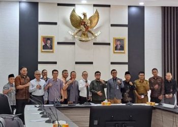 Poto bersama usai RDP DPRD Provinsi Jambi bersama manajemen Bank Jambi, Otoritas Jasa Keuangan, dan Bank Indonesia (Dok. Humas)