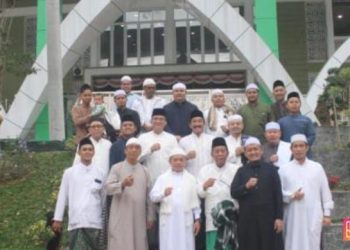 Gubernur Jambi Al Haris bersama Wakil Gubernur Abdullah Sani dan jajaran OPD mengikuti kegiatan Qiamul Lail, sahur, dan shalat subuh berjamaah di Pondok Pesantren Darul Arifin, Muaro Jambi, Selasa (17/3/2026) dini hari. (Dok, Erit)