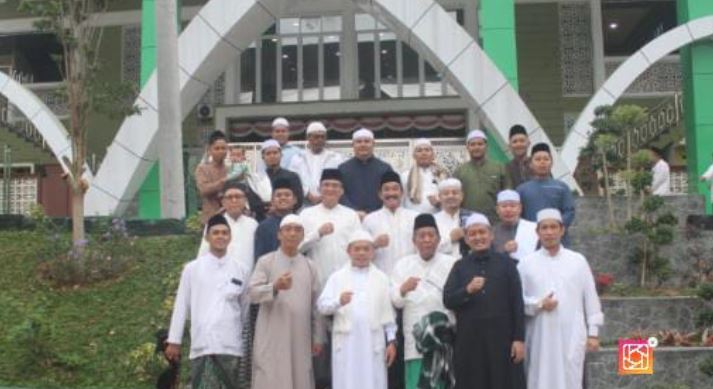 Gubernur Jambi Al Haris bersama Wakil Gubernur Abdullah Sani dan jajaran OPD mengikuti kegiatan Qiamul Lail, sahur, dan shalat subuh berjamaah di Pondok Pesantren Darul Arifin, Muaro Jambi, Selasa (17/3/2026) dini hari. (Dok, Erit)