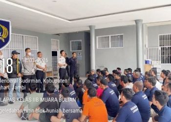 Petugas Lapas Kelas IIB Muara Bulian bersama aparat penegak hukum memberikan arahan kepada warga binaan sebelum pelaksanaan penggeledahan blok hunian, Rabu (18/3/2026). (Dok. Humas)