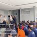 Petugas Lapas Kelas IIB Muara Bulian bersama aparat penegak hukum memberikan arahan kepada warga binaan sebelum pelaksanaan penggeledahan blok hunian, Rabu (18/3/2026). (Dok. Humas)