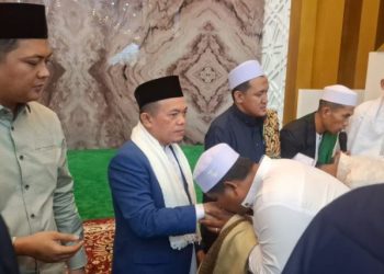 Gubernur Jambi Al Haris bersalaman dengan masyarakat usai melaksanakan Salat Idulfitri 1447 H di Masjid Tsamaratul Insan, Kota Jambi, Sabtu (21/3/2026) (Dok Stepanus)