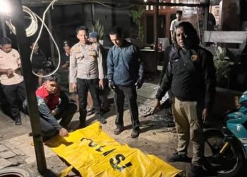 Petugas kepolisian stelah mengevakuasi kerangka manusia di pesisir pantai Desa Sungai Sayang, Kecamatan Sadu, Tanjung Jabung Timur, Rabu (25/3/2026). (Dok. Humas)