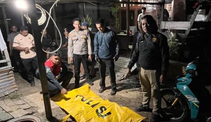Petugas kepolisian stelah mengevakuasi kerangka manusia di pesisir pantai Desa Sungai Sayang, Kecamatan Sadu, Tanjung Jabung Timur, Rabu (25/3/2026). (Dok. Humas)