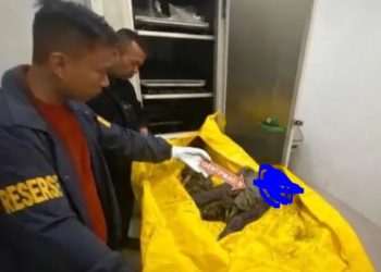 Petugas kepolisian melakukan otopsi kerangka manusia yang ditemukan di Desa Sungai Sayang, Kecamatan Sadu, Tanjung Jabung Timur (Dok. Humas)