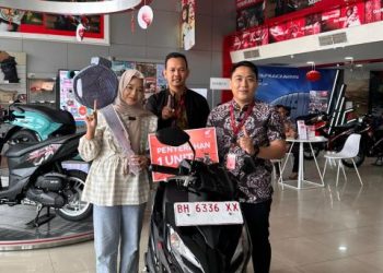 Mailani Putri (kiri) menerima hadiah satu unit Honda BeAT dari perwakilan PT Sinar Sentosa Primatama (Sinsen) di dealer Honda, Jambi, usai memenangkan doorprize Honda DBL Jambi 2026. (Dok. Daus)