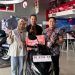 Mailani Putri (kiri) menerima hadiah satu unit Honda BeAT dari perwakilan PT Sinar Sentosa Primatama (Sinsen) di dealer Honda, Jambi, usai memenangkan doorprize Honda DBL Jambi 2026. (Dok. Daus)