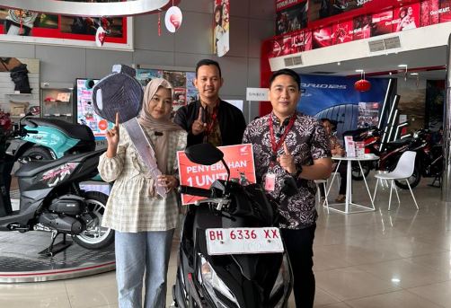 Mailani Putri (kiri) menerima hadiah satu unit Honda BeAT dari perwakilan PT Sinar Sentosa Primatama (Sinsen) di dealer Honda, Jambi, usai memenangkan doorprize Honda DBL Jambi 2026. (Dok. Daus)