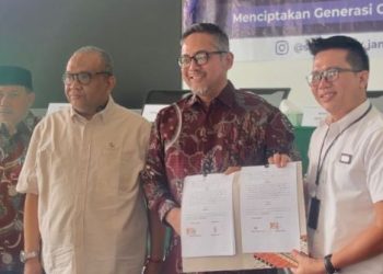 Penandatanganan kerja sama: BPJS Ketenagakerjaan Cabang Jambi dan BPVP Jambi menunjukkan dokumen Perjanjian Kerja Sama terkait perlindungan jaminan sosial bagi peserta pelatihan dan pemagangan di BPVP Jambi, Rabu (7/3). (Dok. Stepanus)