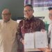 Penandatanganan kerja sama: BPJS Ketenagakerjaan Cabang Jambi dan BPVP Jambi menunjukkan dokumen Perjanjian Kerja Sama terkait perlindungan jaminan sosial bagi peserta pelatihan dan pemagangan di BPVP Jambi, Rabu (7/3). (Dok. Stepanus)