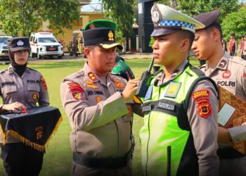 Kapolres Tanjab Timur AKBP Ade Candra memeriksa kesiapan personel saat Apel Gelar Pasukan Operasi Ketupat 2026 di halaman Mako Polres Tanjab Timur, Kamis (12/3/2026). (Dok. Humas)