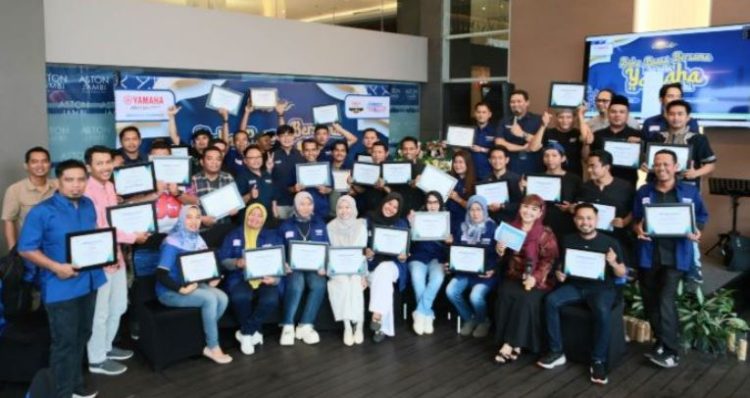 Yamaha DDS Jambi bersama puluhan jurnalis usai kegiatan buka puasa bersama dan penyerahan sertifikat apresiasi kepada media partner di Aston Hotel Jambi, Senin (2/3/2026). (Dok, Yamaha)