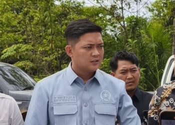 Ketua DPRD Provinsi Jambi M. Hafiz Fattah memberikan keterangan kepada awak media terkait maraknya kecelakaan lalu lintas yang melibatkan angkutan batu bara di sejumlah wilayah di Provinsi Jambi. (Dok, Stepanus)