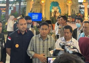 Anggota Ombudsman RI Hery Susanto memberikan keterangan kepada wartawan saat melakukan pemantauan kesiapan pelayanan publik menjelang arus mudik dan arus balik Lebaran 2026 di Bandara Internasional Soekarno-Hatta, Tangerang, Banten, Kamis (12/3/2026). (Dok. Ombudsman)