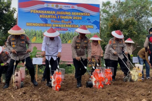 Bupati Bengkulu Tengah Rachmat Riyanto bersama Kapolda Bengkulu dan Kapolres Bengkulu Tengah saat mengikuti penanaman jagung serentak di Polsek Pondok Kelapa. (foto: Yl)
