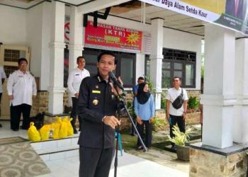 Bupati Gusril Pausi membuka kegiatan pasar murah di halaman Kantor Camat Kaur Selatan, Rabu (4/3/2026). (foto:Supratman)