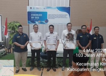 Bupati Kaur Gusril Pausi bersama jajaran Pemkab Kaur menerima tiga penghargaan dari KPPN Manna atas capaian kinerja anggaran tahun berjalan, termasuk Pengelolaan Dana Desa, DAU, dan Pengelolaan Fisik. (foto:supratman)