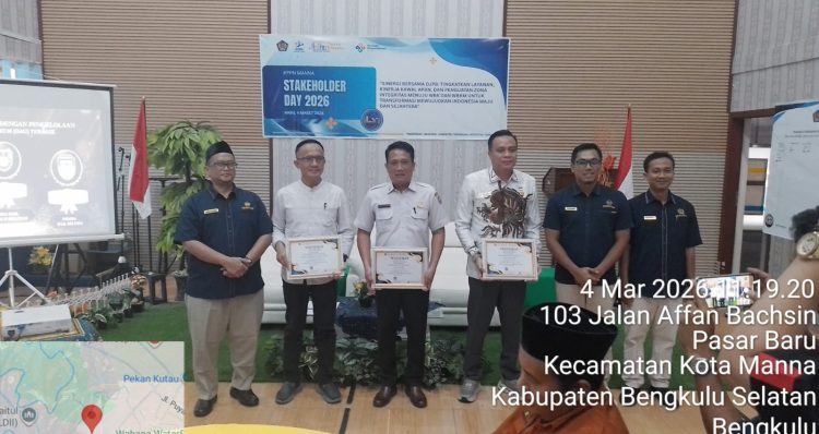 Bupati Kaur Gusril Pausi bersama jajaran Pemkab Kaur menerima tiga penghargaan dari KPPN Manna atas capaian kinerja anggaran tahun berjalan, termasuk Pengelolaan Dana Desa, DAU, dan Pengelolaan Fisik. (foto:supratman)