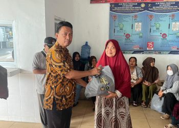 Petugas Lapas Kelas IIA Jambi menyerahkan paket bantuan sosial kepada warga dalam di lingkungan Lapas Jambi, Jumat (6/3/2026) (dok.Nahar)