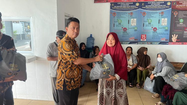 Petugas Lapas Kelas IIA Jambi menyerahkan paket bantuan sosial kepada warga dalam di lingkungan Lapas Jambi, Jumat (6/3/2026) (dok.Nahar)