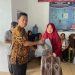 Petugas Lapas Kelas IIA Jambi menyerahkan paket bantuan sosial kepada warga dalam di lingkungan Lapas Jambi, Jumat (6/3/2026) (dok.Nahar)