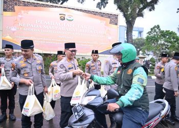 Kapolda Jambi Irjen Pol. Krisno H. Siregar bersama Bhayangkari, OKP, dan Ormas membagikan paket takjil kepada pengemudi ojek online dan masyarakat yang melintas di depan Mapolda Jambi, Jumat (6/3/2026), (Dok.Nahar)