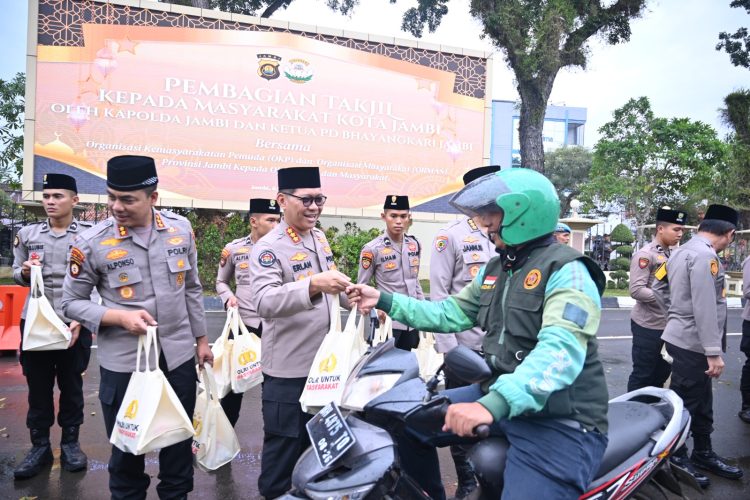 Kapolda Jambi Irjen Pol. Krisno H. Siregar bersama Bhayangkari, OKP, dan Ormas membagikan paket takjil kepada pengemudi ojek online dan masyarakat yang melintas di depan Mapolda Jambi, Jumat (6/3/2026), (Dok.Nahar)