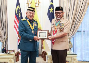 Sekda Sudirman mewakili Gubernur Jambi Al Haris menerima penghargaan dari Yang Dipertua Negeri Melaka Tun Seri Setia Dr. Haji Mohd Ali bin Mohd Rustam di Melaka, Jumat (6/3/2026). (Dok .Humas)