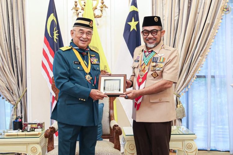 Sekda Sudirman mewakili Gubernur Jambi Al Haris menerima penghargaan dari Yang Dipertua Negeri Melaka Tun Seri Setia Dr. Haji Mohd Ali bin Mohd Rustam di Melaka, Jumat (6/3/2026). (Dok .Humas)