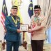 Sekda Sudirman mewakili Gubernur Jambi Al Haris menerima penghargaan dari Yang Dipertua Negeri Melaka Tun Seri Setia Dr. Haji Mohd Ali bin Mohd Rustam di Melaka, Jumat (6/3/2026). (Dok .Humas)