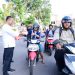 Ditreskrimsus Polda Jambi bersama personel Bidhumas Polda Jambi membagikan takjil kepada masyarakat di Lapangan Mapolda Jambi pada Senin, (09/03/2026). (Dok.Humwd Polda Jambi )