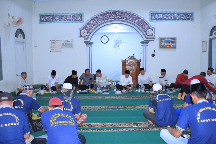 Suasana Sahur WBP Bersama Kakanwil Ditjenpas di Masjid Lapas Kelas IIB Muara Bungo, Selasa dini hari (10/3/2026) (dok.humas)