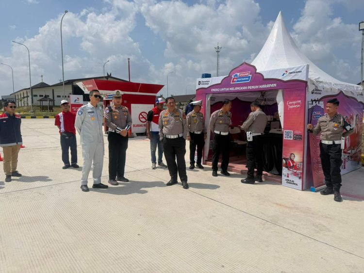 Peninjauan Tol – Direktorat Lalu Lintas Polda Jambi bersama PT Jasa Raharja Kantor Wilayah Jambi meninjau kesiapan infrastruktur di ruas Tol Tempino–Simpang Ness, Jambi, Selasa (10/3/2026). (Dok.Nahar)