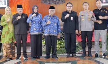 Bupati Blitar Rijanto berpoto bersama usai 
 Musrenbang RKPD Kabupaten Blitar Tahun 2027 di Pendopo Ronggo Hadinegoro, Selasa (10/3/2026). (dok.komifo)