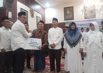Wali Kota Blitar Syauqul Muhibbin (Mas Ibin) menyerahkan santunan kepada anak yatim dalam kegiatan santunan dan buka puasa bersama di Rumah Dinas Wali Kota Blitar, Selasa (10/3/2026).(Dok. Diskominfo)
