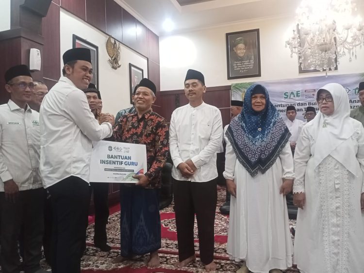 Wali Kota Blitar Syauqul Muhibbin (Mas Ibin) menyerahkan santunan kepada anak yatim dalam kegiatan santunan dan buka puasa bersama di Rumah Dinas Wali Kota Blitar, Selasa (10/3/2026).(Dok. Diskominfo)